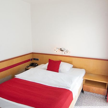 Leomar Hotel Улм Екстериор снимка