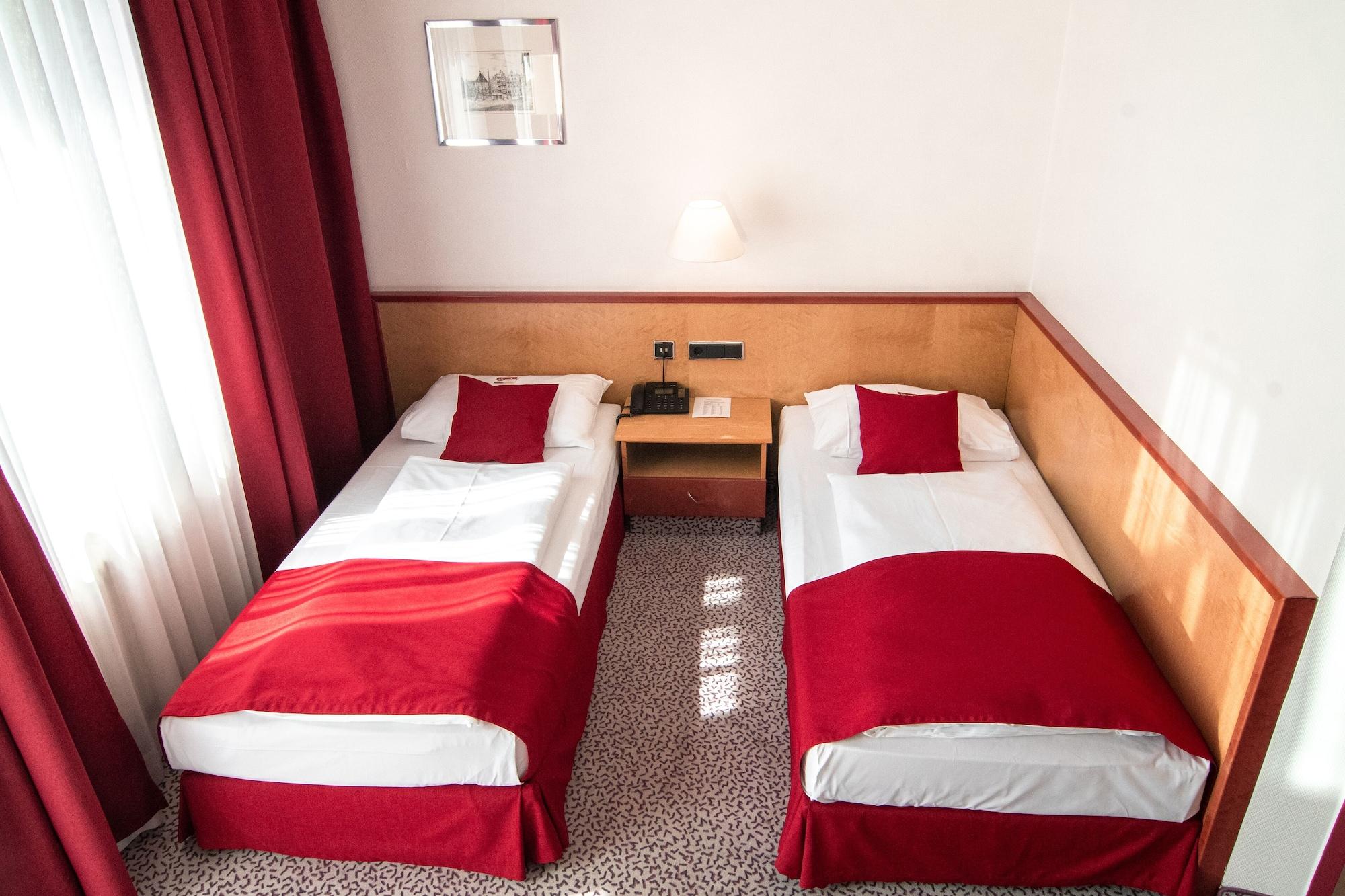Leomar Hotel Улм Екстериор снимка