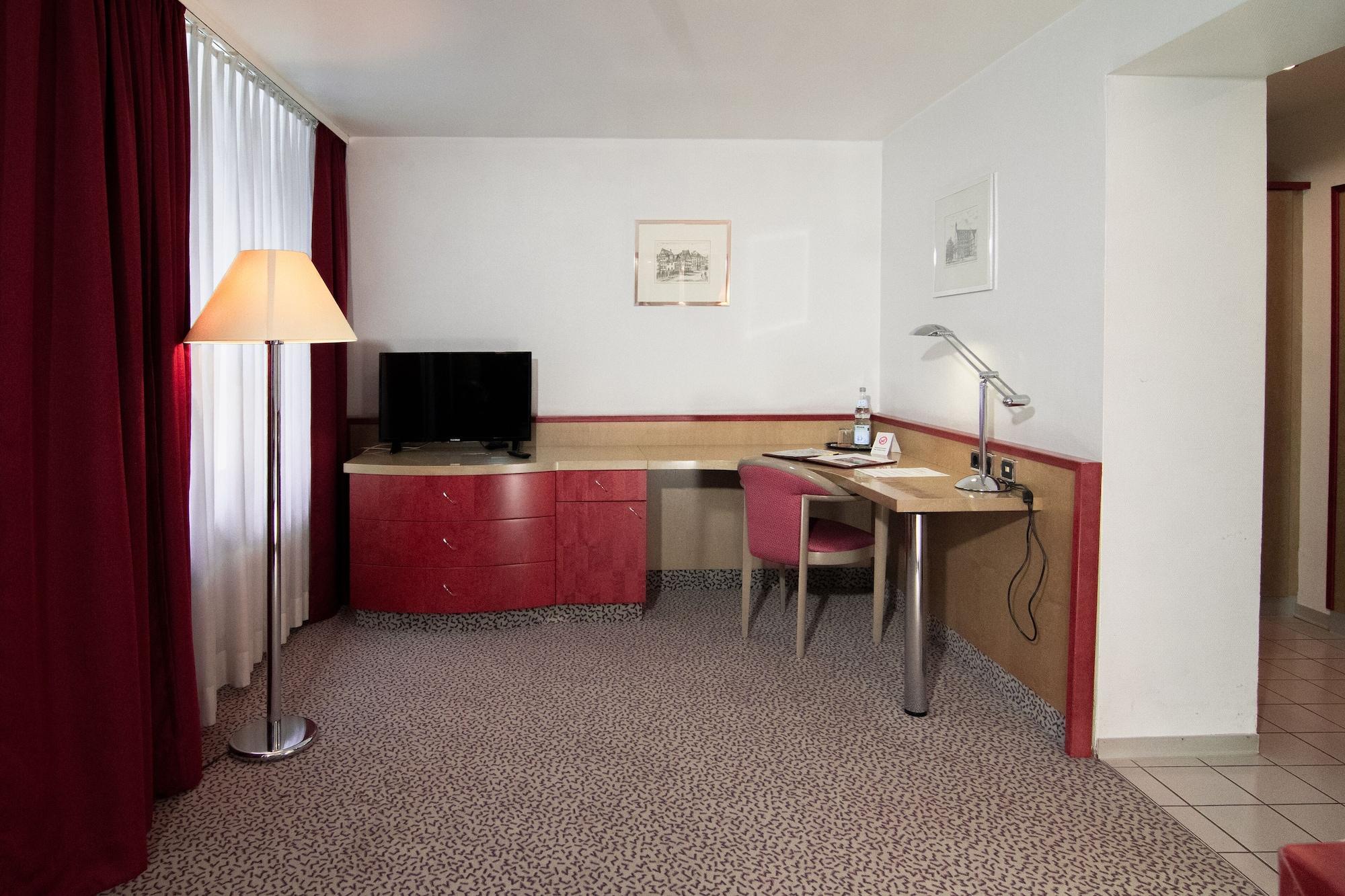 Leomar Hotel Улм Екстериор снимка
