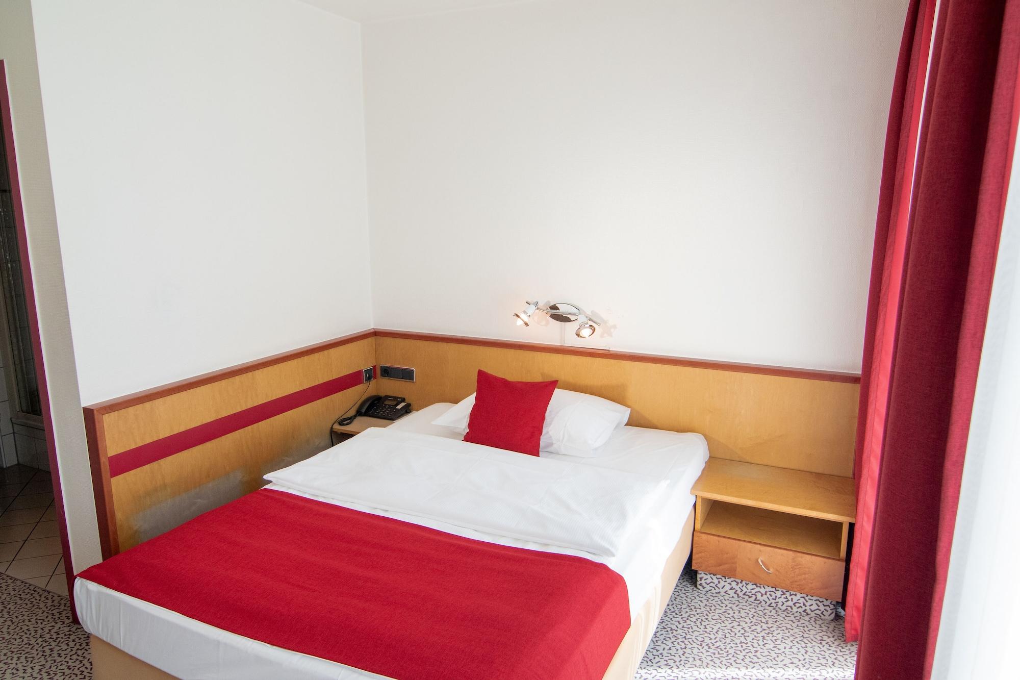 Leomar Hotel Улм Екстериор снимка