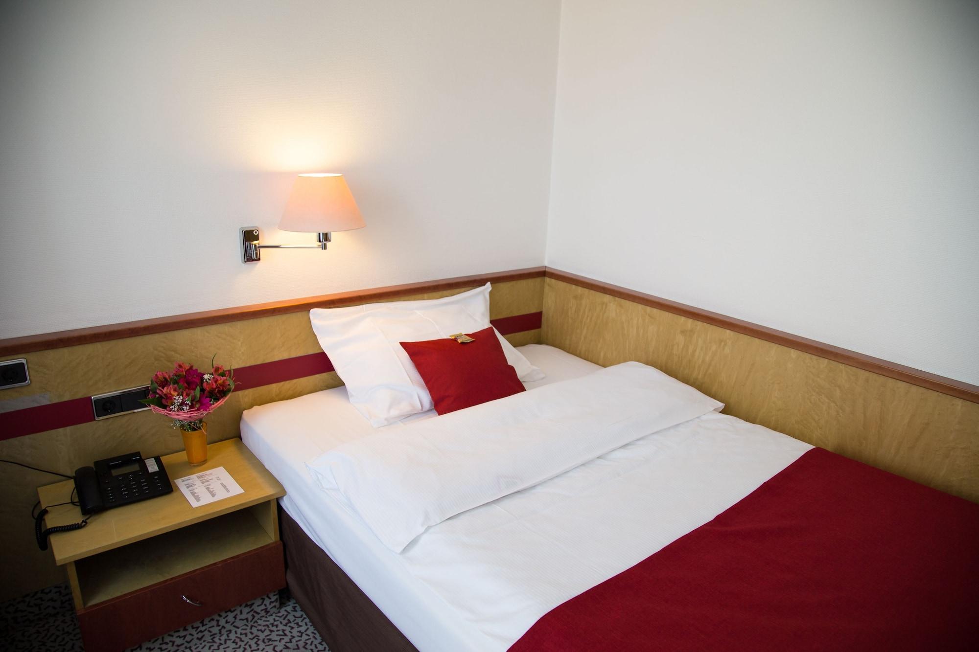 Leomar Hotel Улм Екстериор снимка