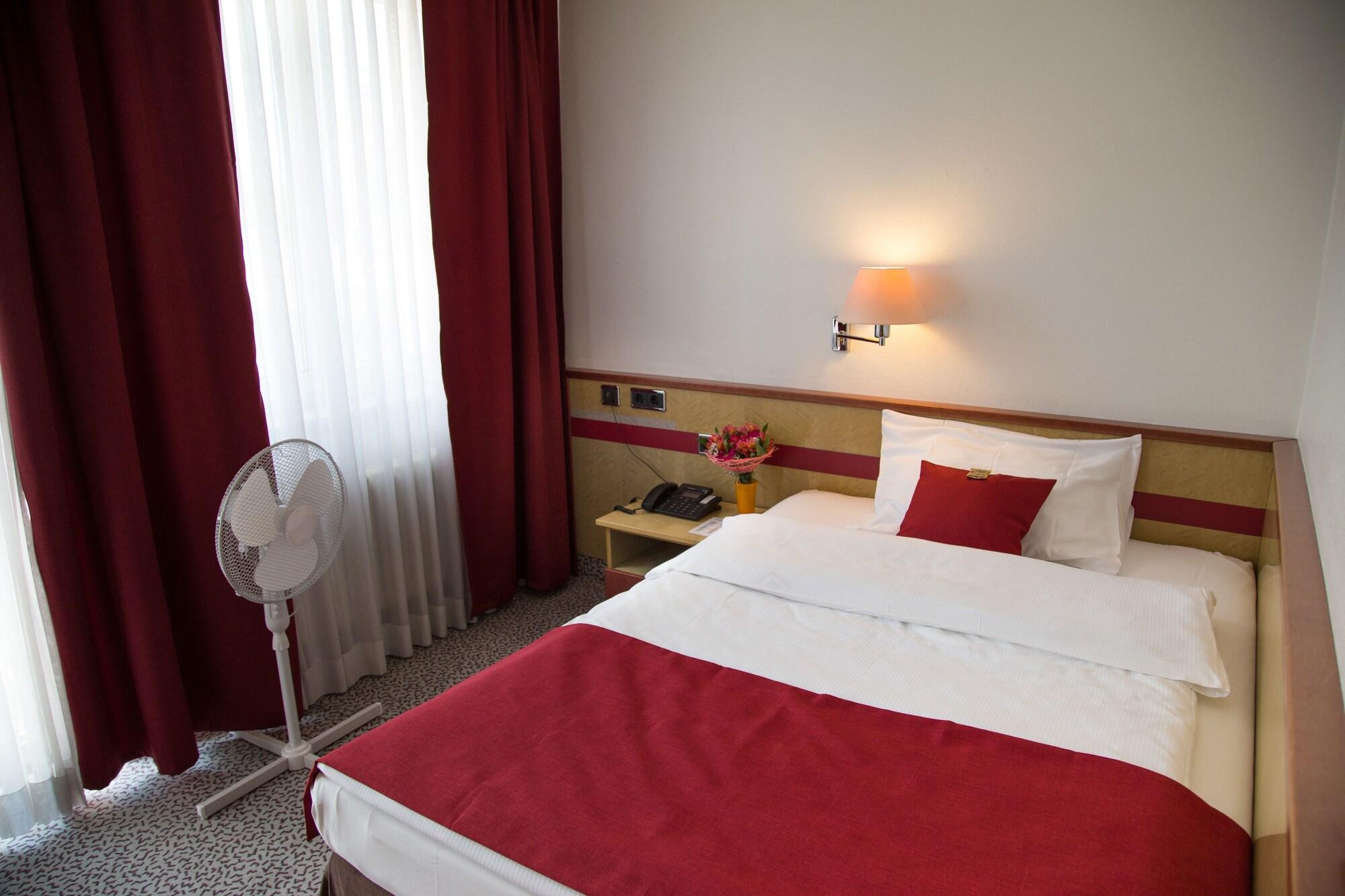 Leomar Hotel Улм Екстериор снимка
