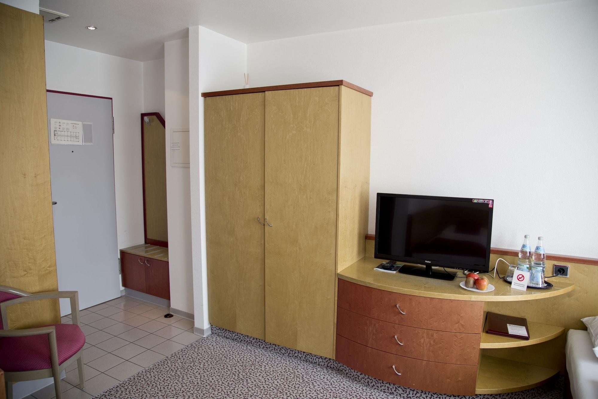 Leomar Hotel Улм Екстериор снимка