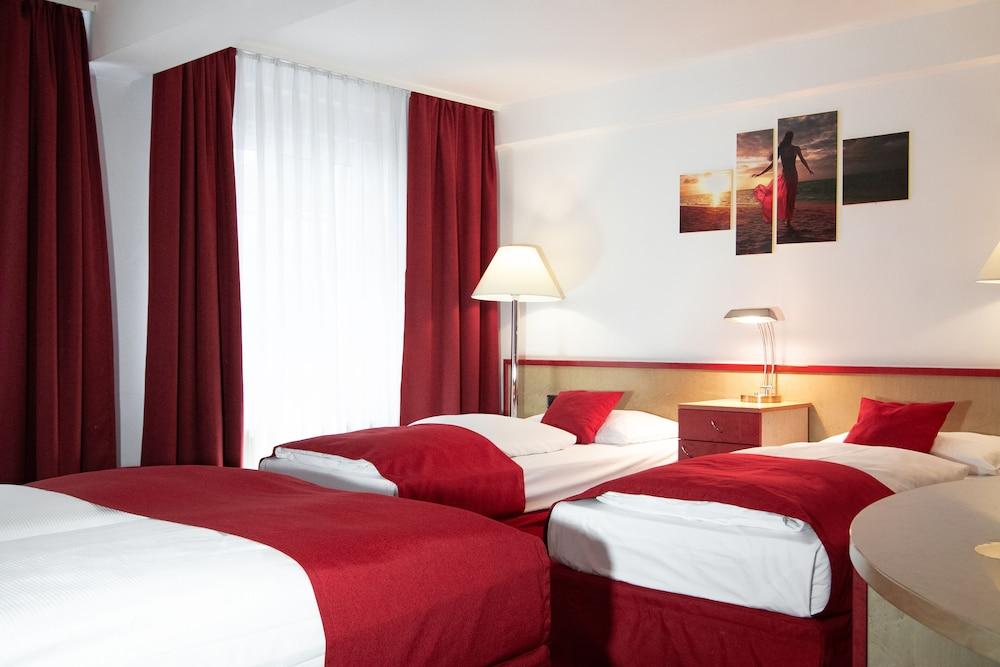 Leomar Hotel Улм Екстериор снимка