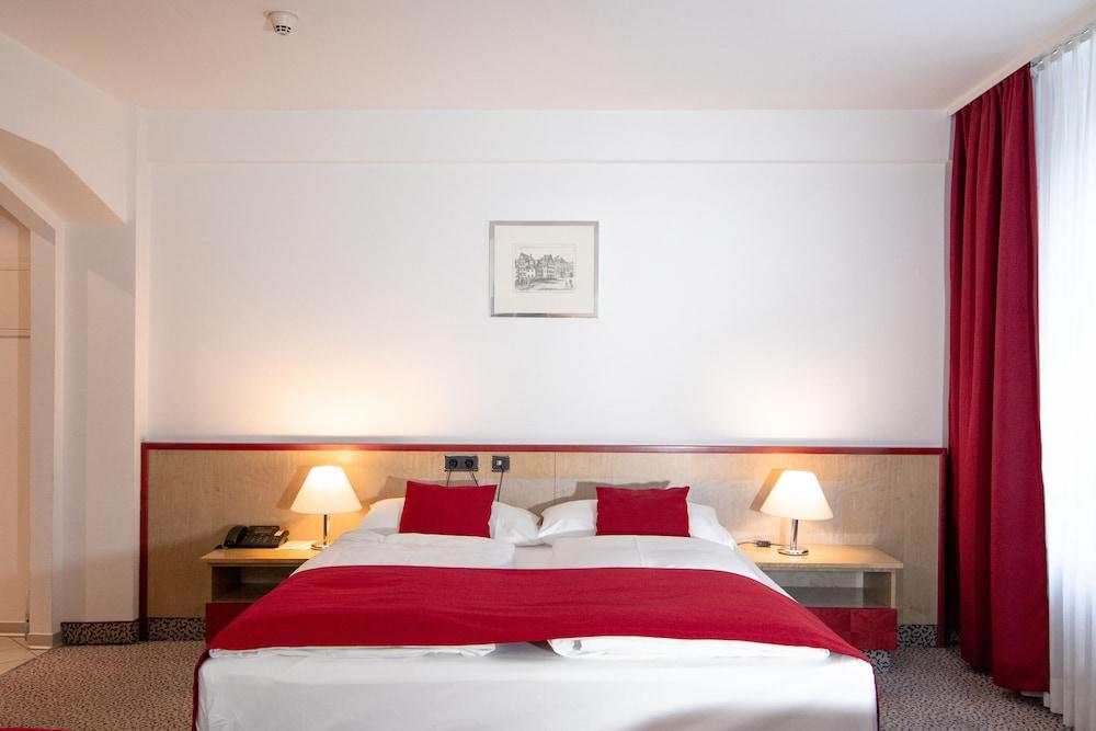 Leomar Hotel Улм Екстериор снимка