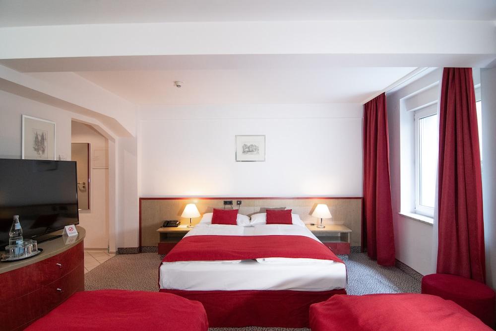 Leomar Hotel Улм Екстериор снимка
