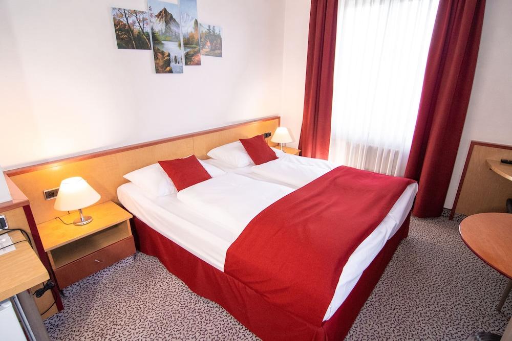 Leomar Hotel Улм Екстериор снимка