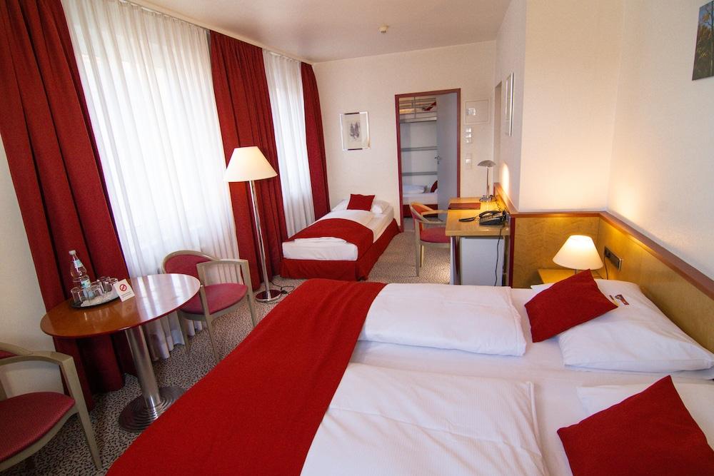Leomar Hotel Улм Екстериор снимка