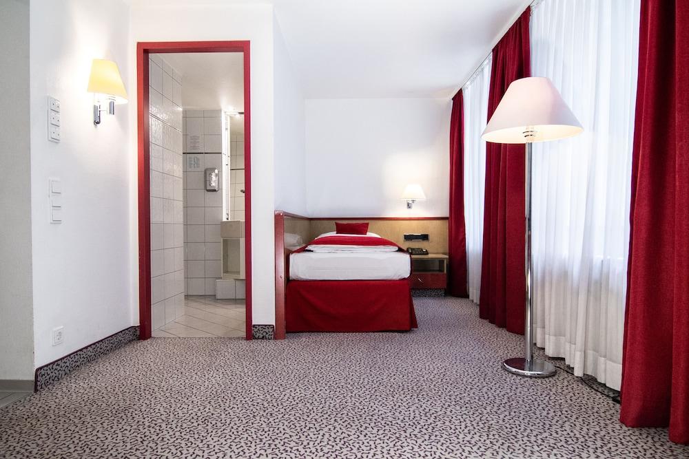 Leomar Hotel Улм Екстериор снимка