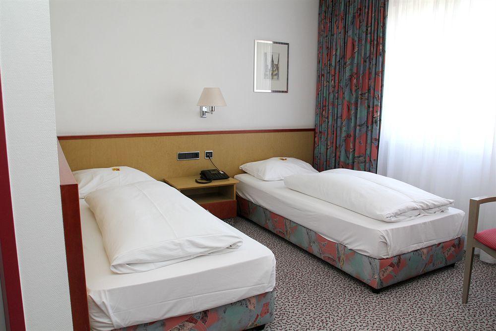 Leomar Hotel Улм Екстериор снимка