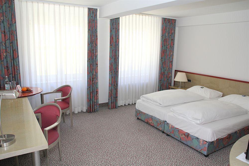 Leomar Hotel Улм Екстериор снимка