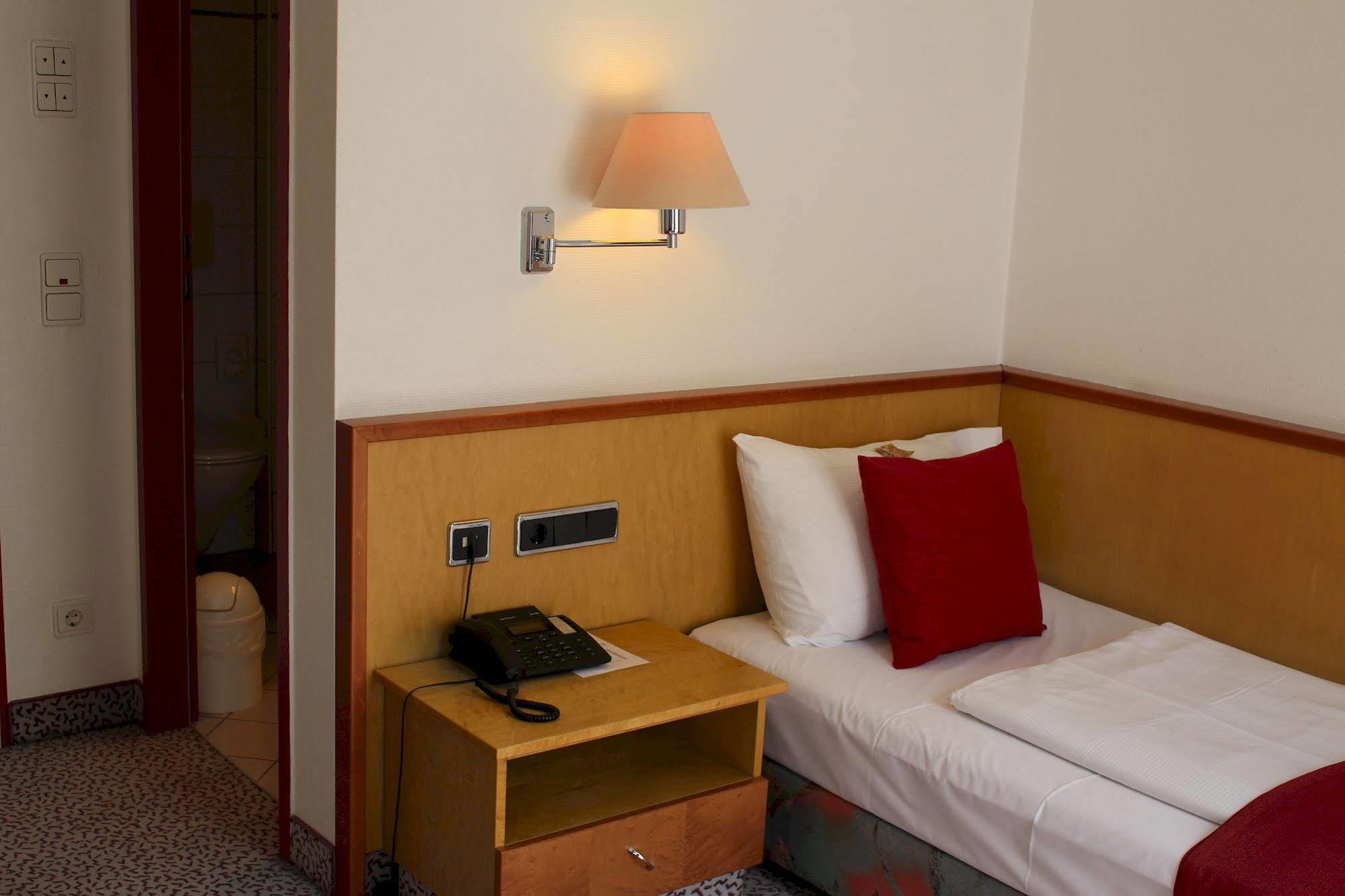 Leomar Hotel Улм Екстериор снимка