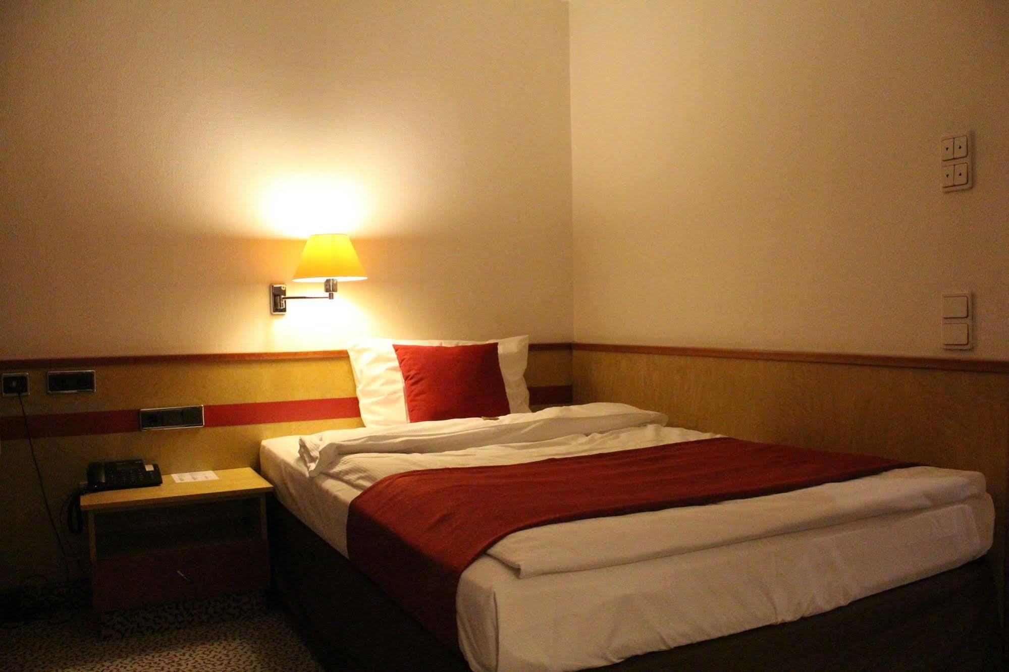 Leomar Hotel Улм Екстериор снимка