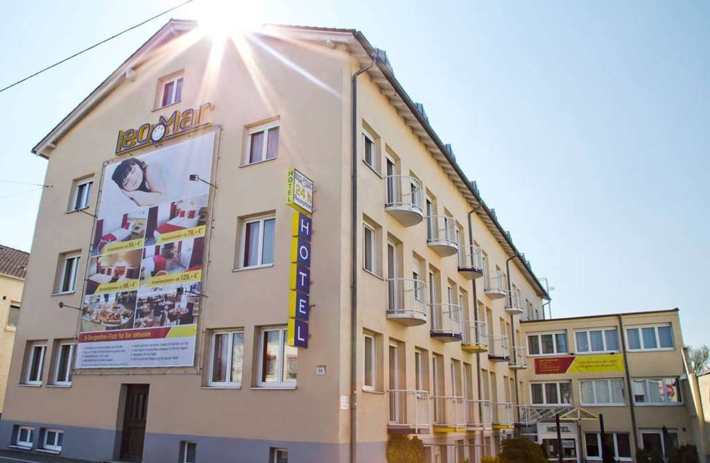 Leomar Hotel Улм Екстериор снимка