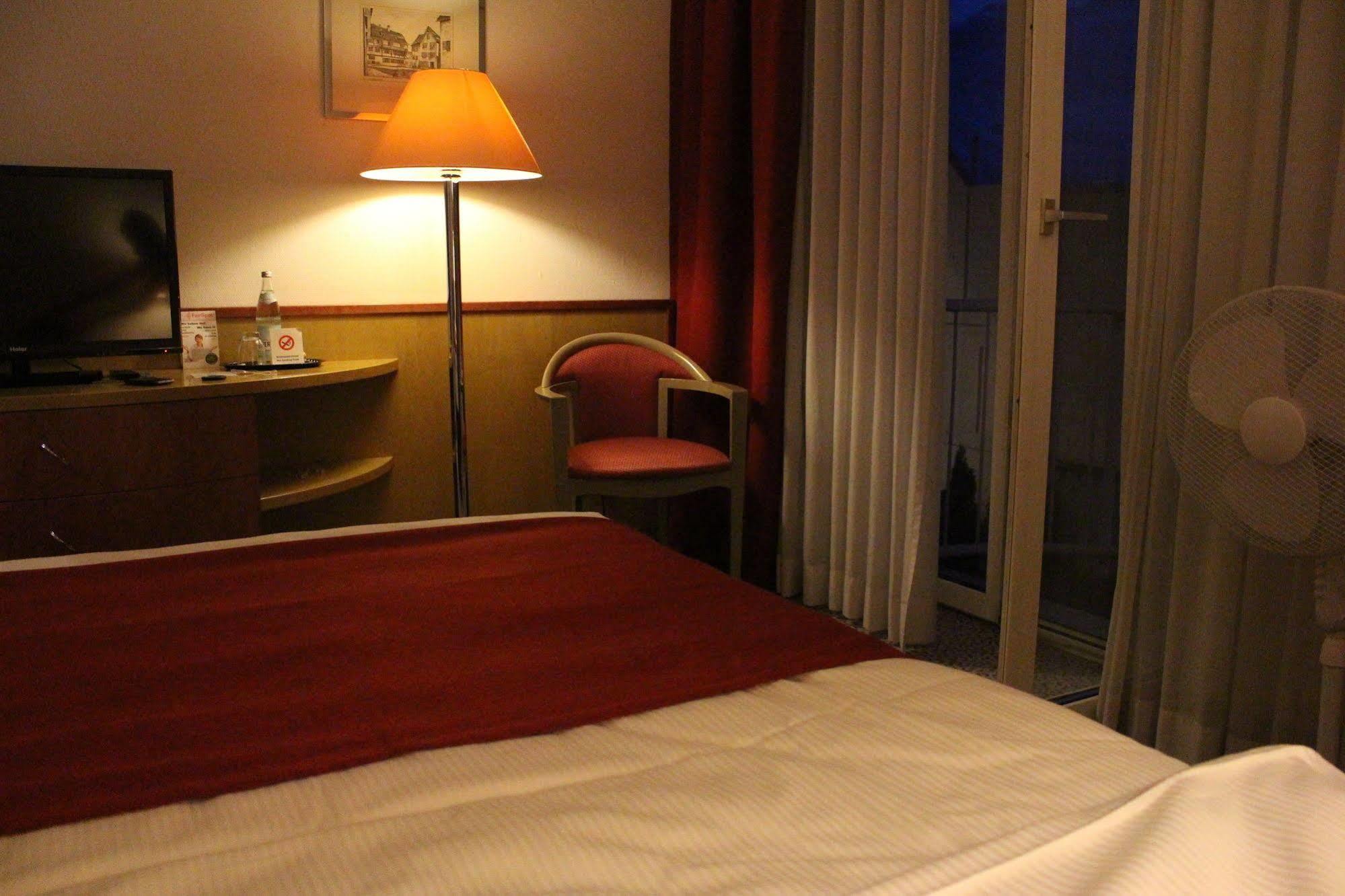 Leomar Hotel Улм Екстериор снимка