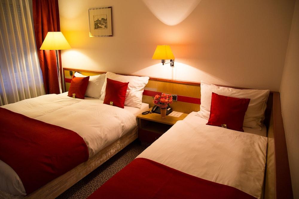 Leomar Hotel Улм Екстериор снимка