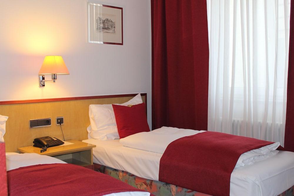 Leomar Hotel Улм Екстериор снимка