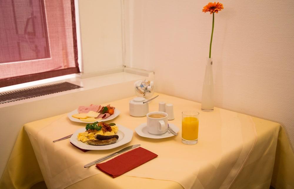 Leomar Hotel Улм Екстериор снимка